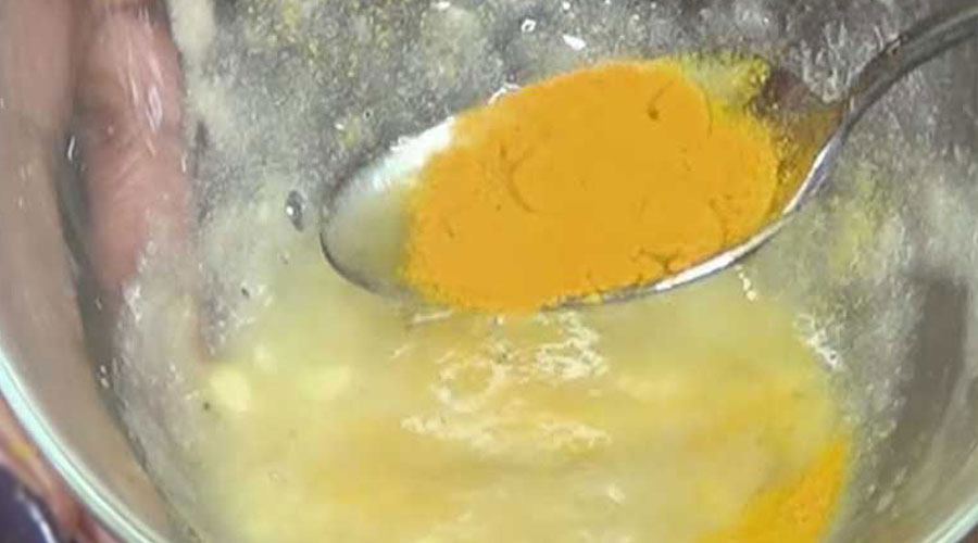 Place the mixture on a container and add 1 tsp honey, 1/2 a teaspoon of turmeric and 1 tbsp of lemon juice.