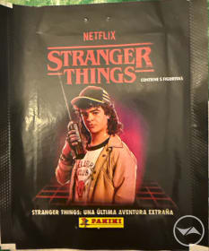 Panini Stranger Things – Caja Metálica Con 10 Sobres (50 Pegatinas) + 1 Tarjeta Edición Limitada + 2 Adhesivos Maxi