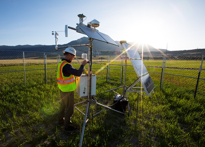 travailler sur une station météorologique automatisée avec des panneaux solaires