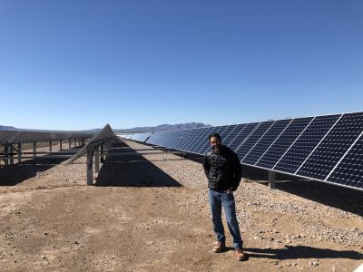 Matt Perry, chef de produit technique pour le groupe des énergies renouvelables dans une ferme solaire