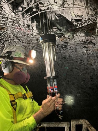 Installing a five-point MPBX head in a vertical orientation. This instrument is 19.8 m (65 ft) long.