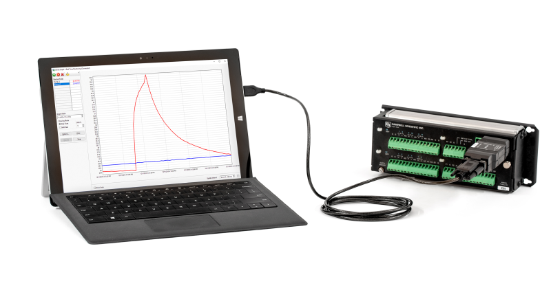 CR10X connectée à un ordinateur portable avec un câble 010777 et une SC32B