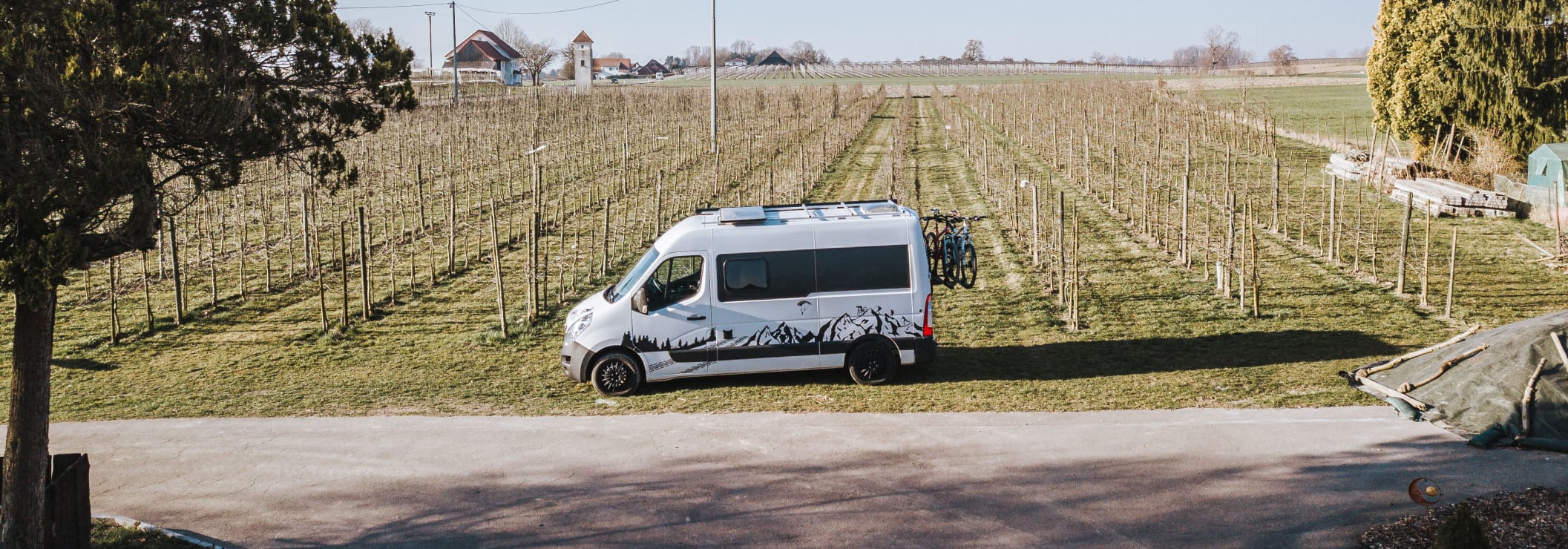 Campingbus in den Weinbergen Camperland
