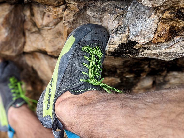 Close up of the Mago climbing shoes toe hooking on the rock