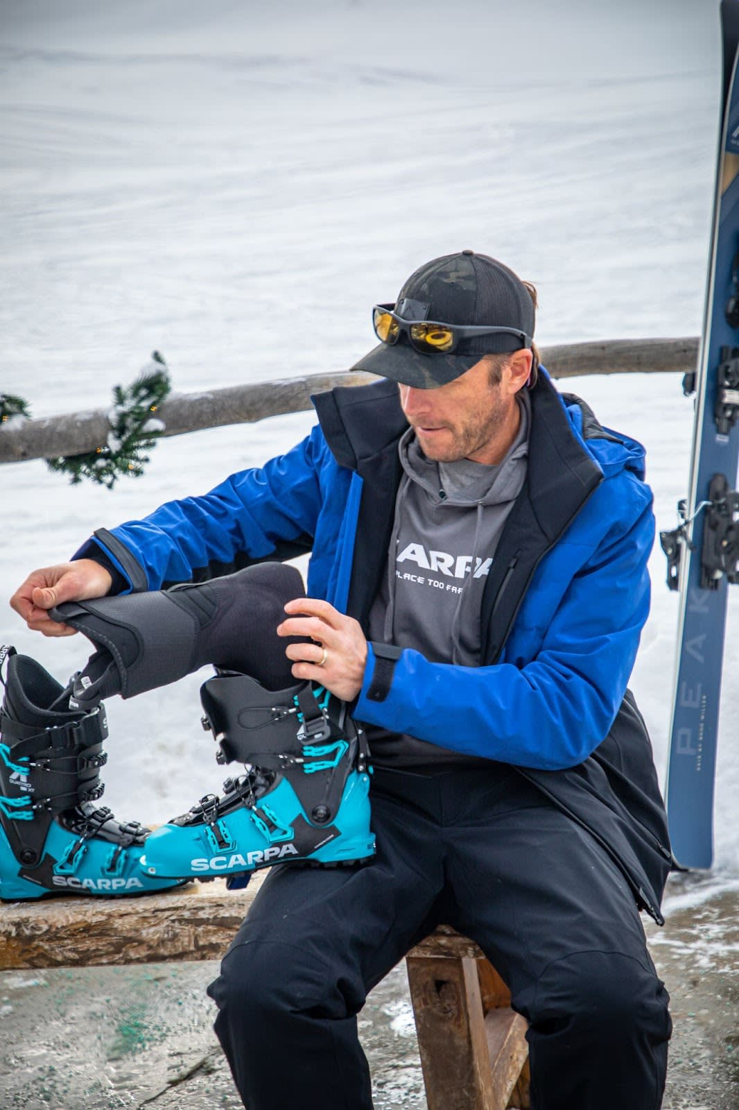 Skier taking the liner out of the SCARPA 4-Quattro XT ski boot