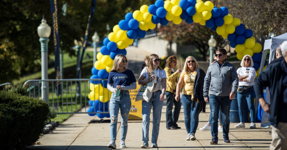 parents and balloon arch