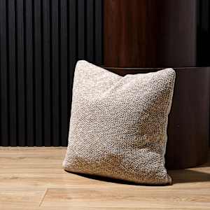 Coussin beige 17 3/4 po x 17 3/4 po ASTELLA