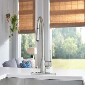 Moen Adler 1-Handle Pull-Out Kitchen Faucet Chrome