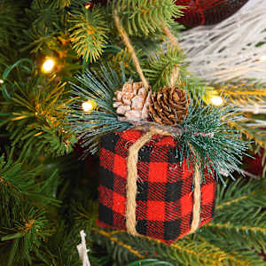 Ornement cadeau de Noël 3 1/8 po