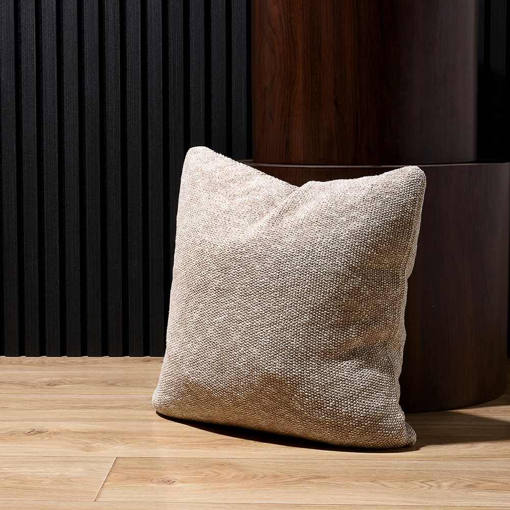 Coussin beige 17 3/4 po x 17 3/4 po ASTELLA