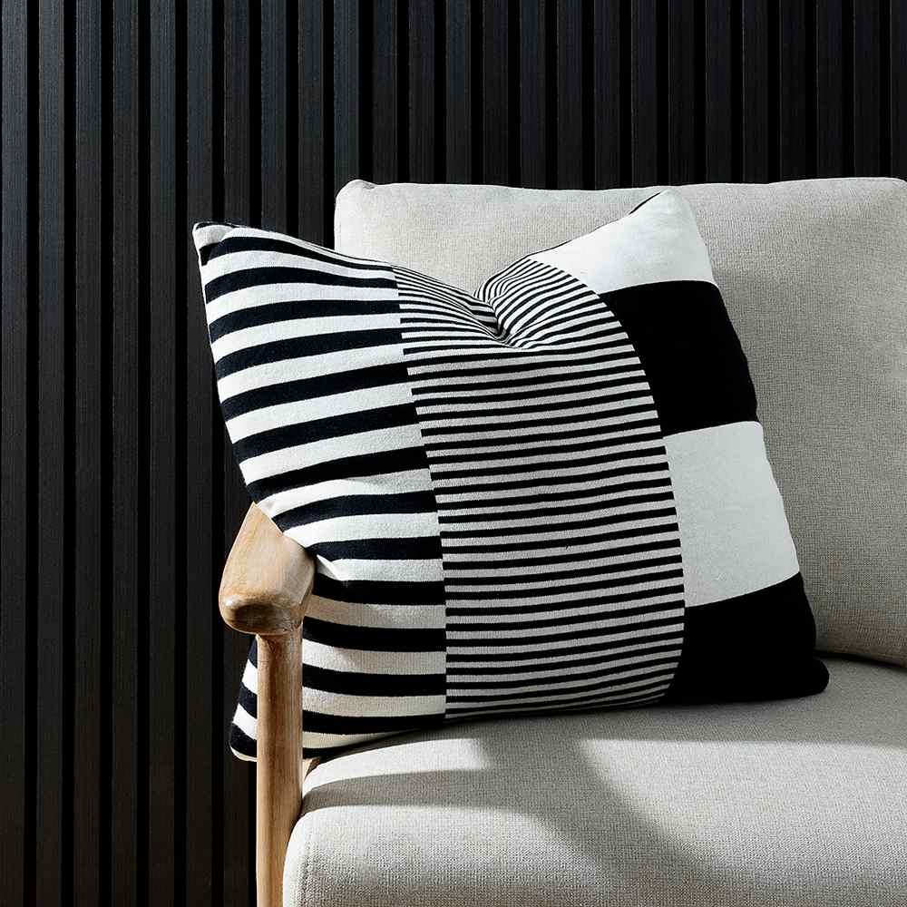 Coussin Grafik 19 5/8 po x 19 5/8 po ASTELLA