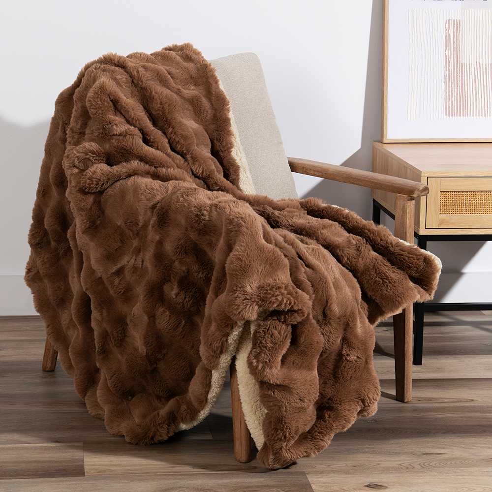 Jeté effet fourrure moka 49 1/4 po x 59 po ASTELLA