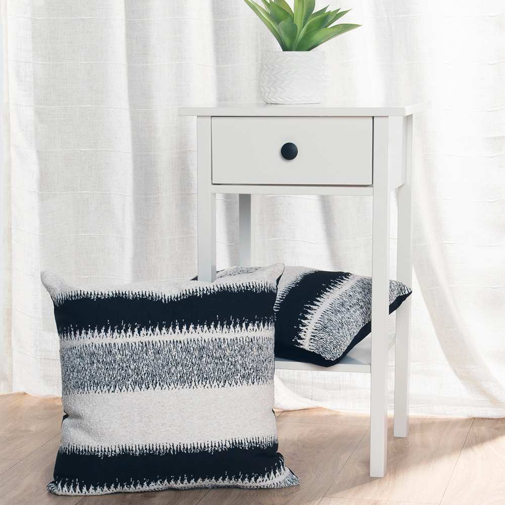 Coussin à rayures grises et noires 17 3/4 po x 17 3/4 po ASTELLA