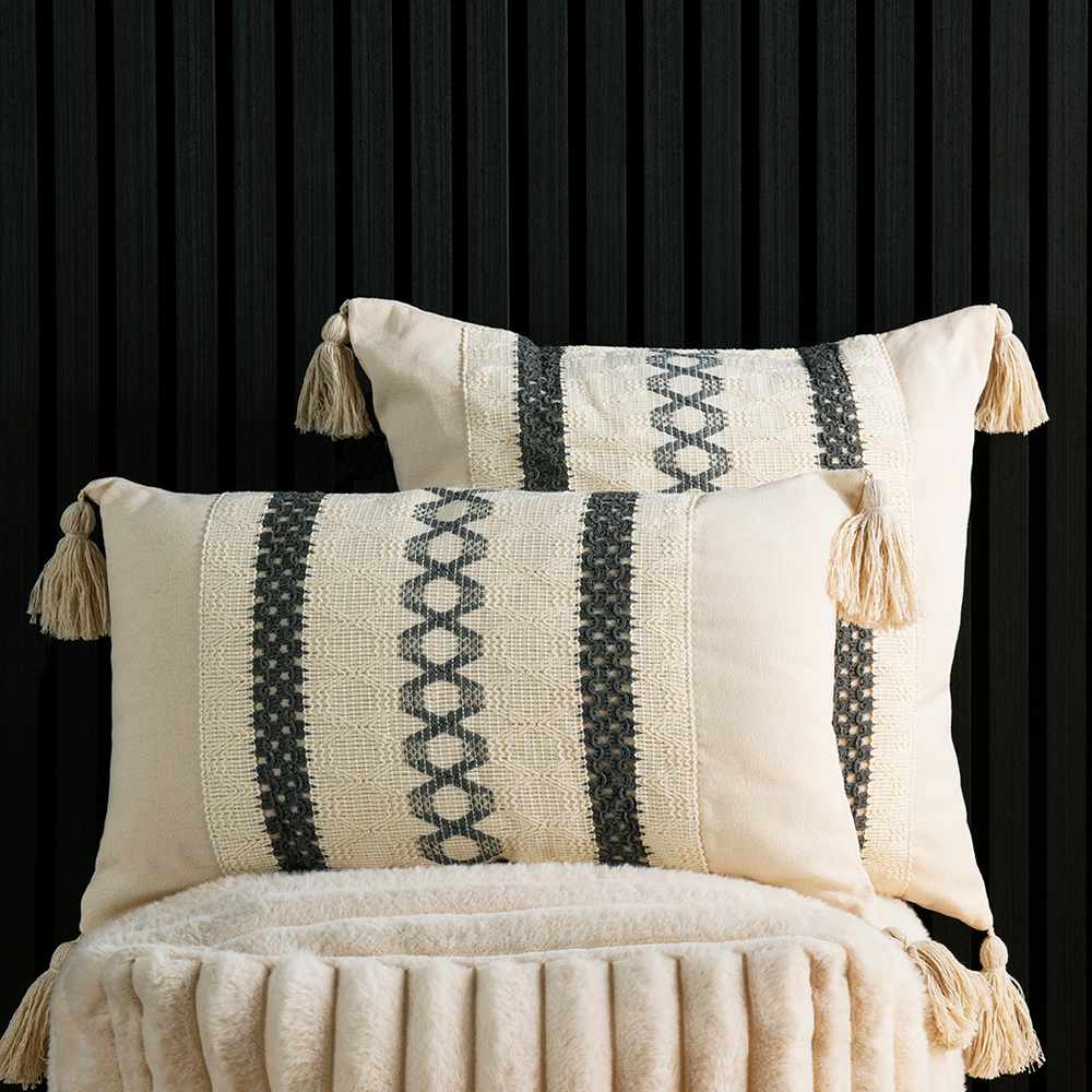 Coussin Hampton gris 17 3/4 po x 17 3/4 po ASTELLA