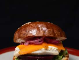Новорічно-Різдвяне "Крінжове Меню": Бургер "Оселедець під булкою"