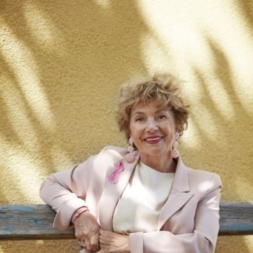 Amelia Adamo tog med kampanjen till Sverige för över 20 år sedan. Nu är hon med och designar årets rosa band åt Cancerfonden