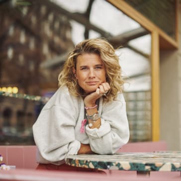 Christine Meltzer, drabbades själv av bröstcancer 2012 och är nu en av de som designar årets rosa band