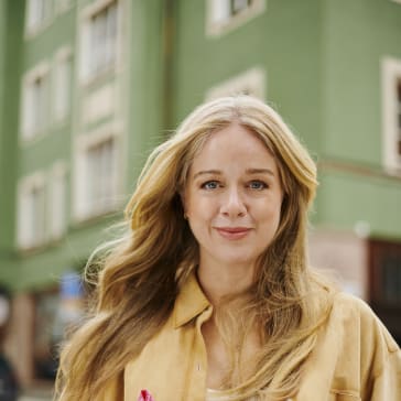 Ebba Kleberg von Sydow är en av 20 designers av Cancerfondens rosa band