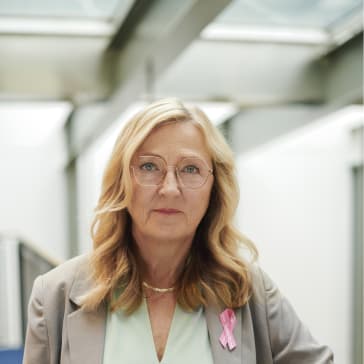 Karin Sundfeldt är professor och kirurg och är med och designar rosa bandet 2023
