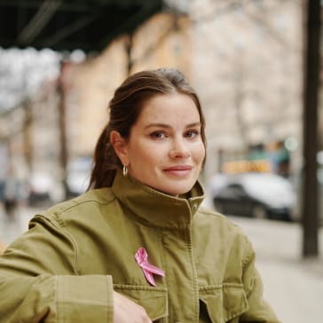 Lotta Klemming är ostrondykare och entrenrenör, nu designar hon rosa bandet för Cancerfonden