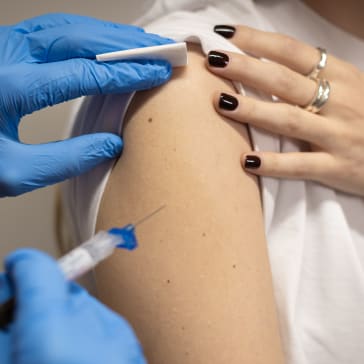 I Västernorrland väljer allt fler kvinnor födda 1994-99 att nappa på erbjudandet om gratis HPV-vaccin. Nu saknas bara 1 498 kvinnor innan regionen når det nationella målet om 70 procents vaccinationsgrad, vilket krävs för att Sverige ska kunna utrota livmoderhalscancer. Foto: Cancerfonden