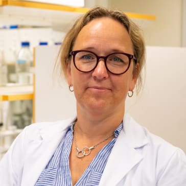 – Det är helt fantastiskt att vi under 2024 har kunnat fatta beslut om att dela ut en rekordstor summa på hela en miljard kronor till betydelsefulla forskningsprojekt över hela landet, säger Malin Sund, ordförande för Cancerfondens forskningsnämnd. Fotograf Albin Håkansson, Cancerfonden.