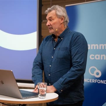 Per Carlén, cancerdrabbad handbollslegend och ambassadör för Cancerfonden, delar sina erfarenheter vid Cancerfondens pressträff. Foto: Albin Håkansson, Cancerfonden.