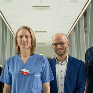 Medlemmar i projektgruppen bakom Cancerfondens nya pilotsatsning tillsammans med Karolinska Universitetssjukhuset. Från vänster: Louise Christiansson Ljungren, KS, Kristina Sonnevi KS, Andreas Hörnell, KS och Johan Gómez de la Torre, Cancerfonden. Foto: Albin Håkansson Cancerfonden