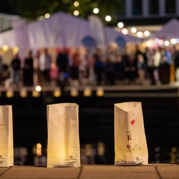 Under kvällen tänds ljuspåsar för att hedra och minnas alla som gått bort i cancer