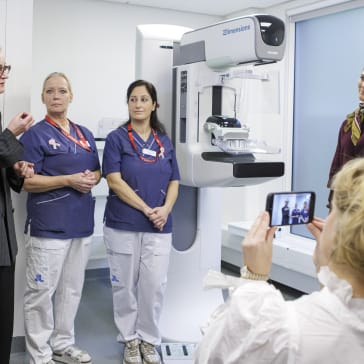 Under besöket träffade Kronprinsessan Victoria personal på mammografienheten på SÖS