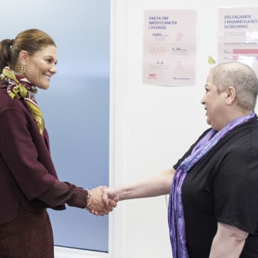 Kronprinsessan träffar Susan Haghighi som drabbades av bröstcancer