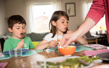 Familjen sitter och äter frukost