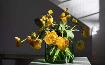 Blommer i en vas på ett bord