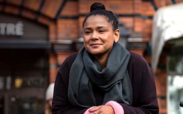 Illustration av sjuksköterska som håller om patient