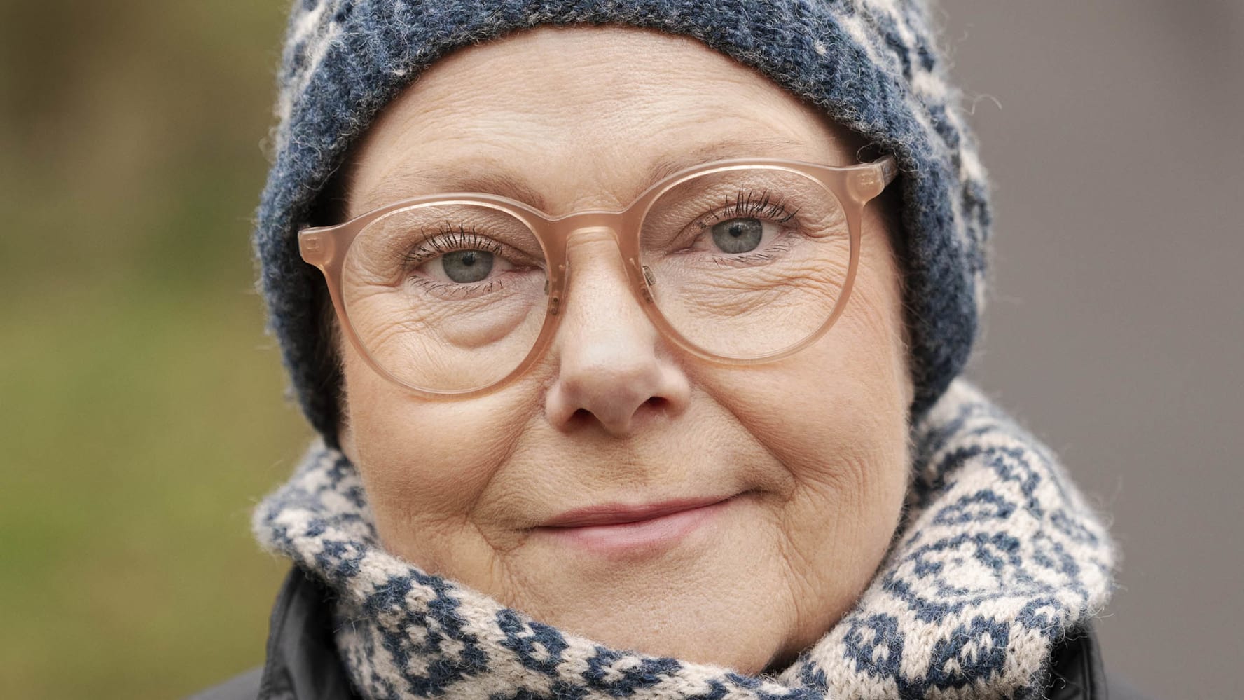 Cecilia Nilsson tittar in i kameran. Foto: Ola Torkelsson.