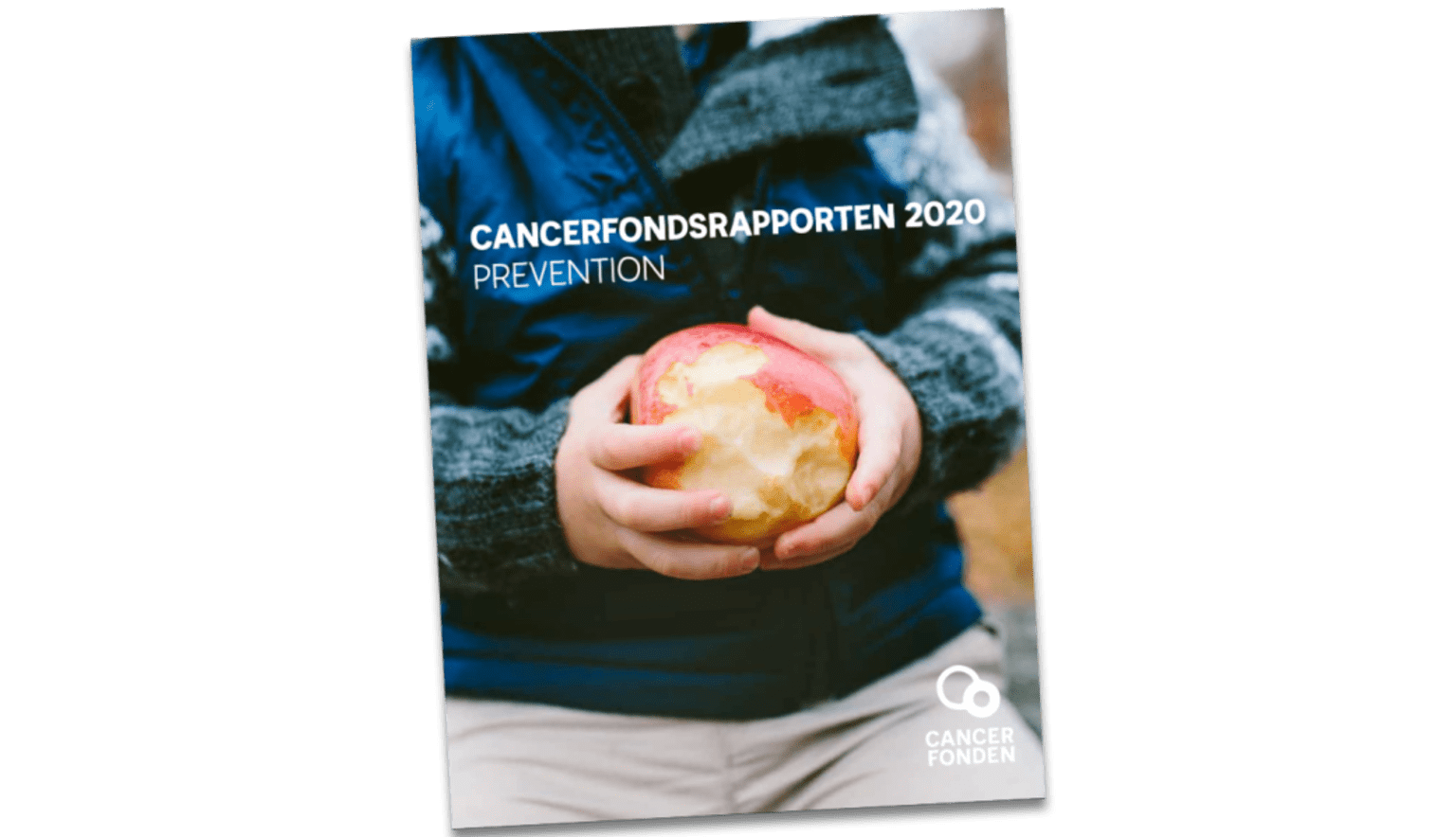 Omslagsbild till Cancerfondsrapporten Prevention 2020. En pojke håller ett äpple i sina händer.