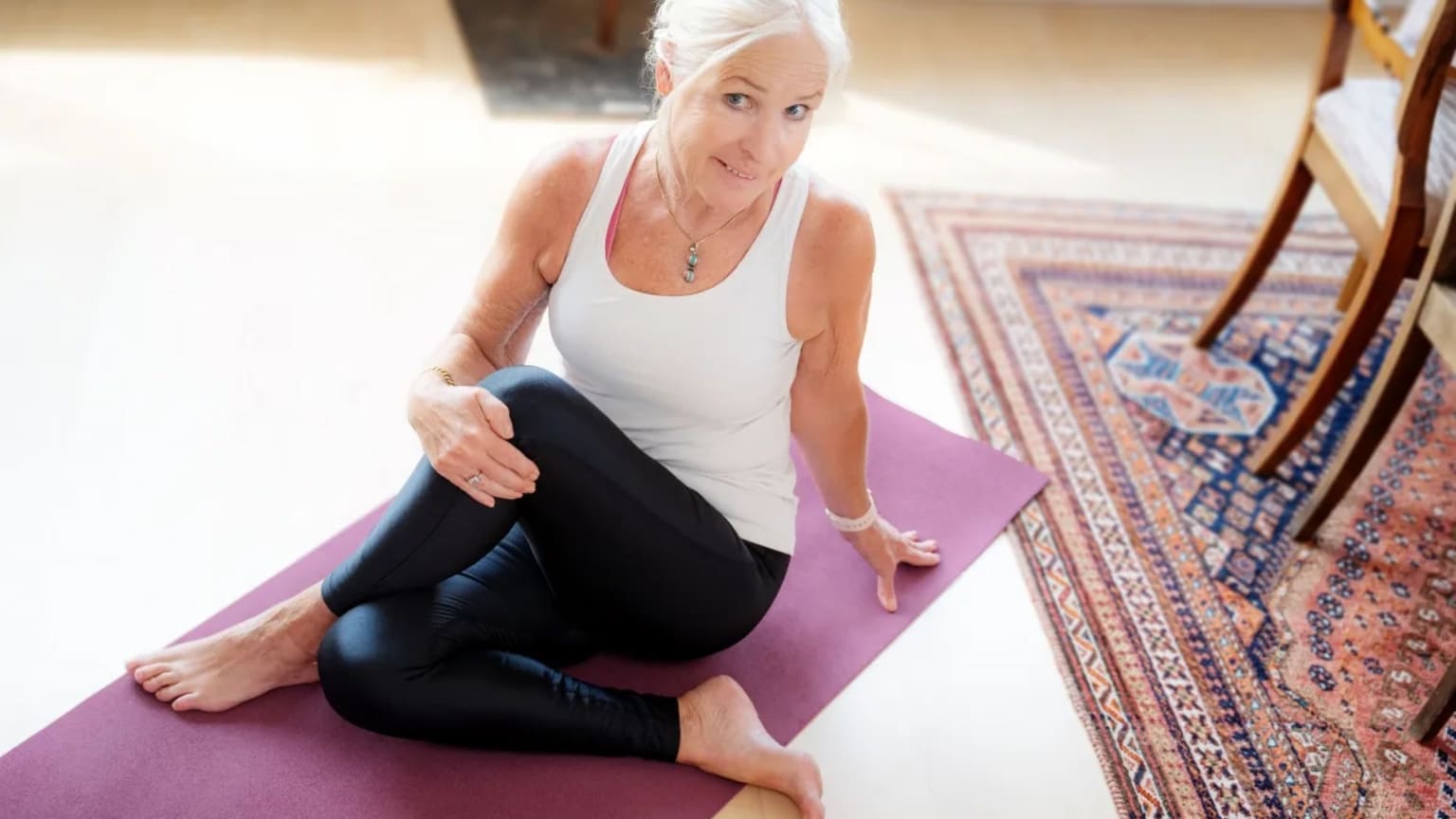 Janet på yogamatta