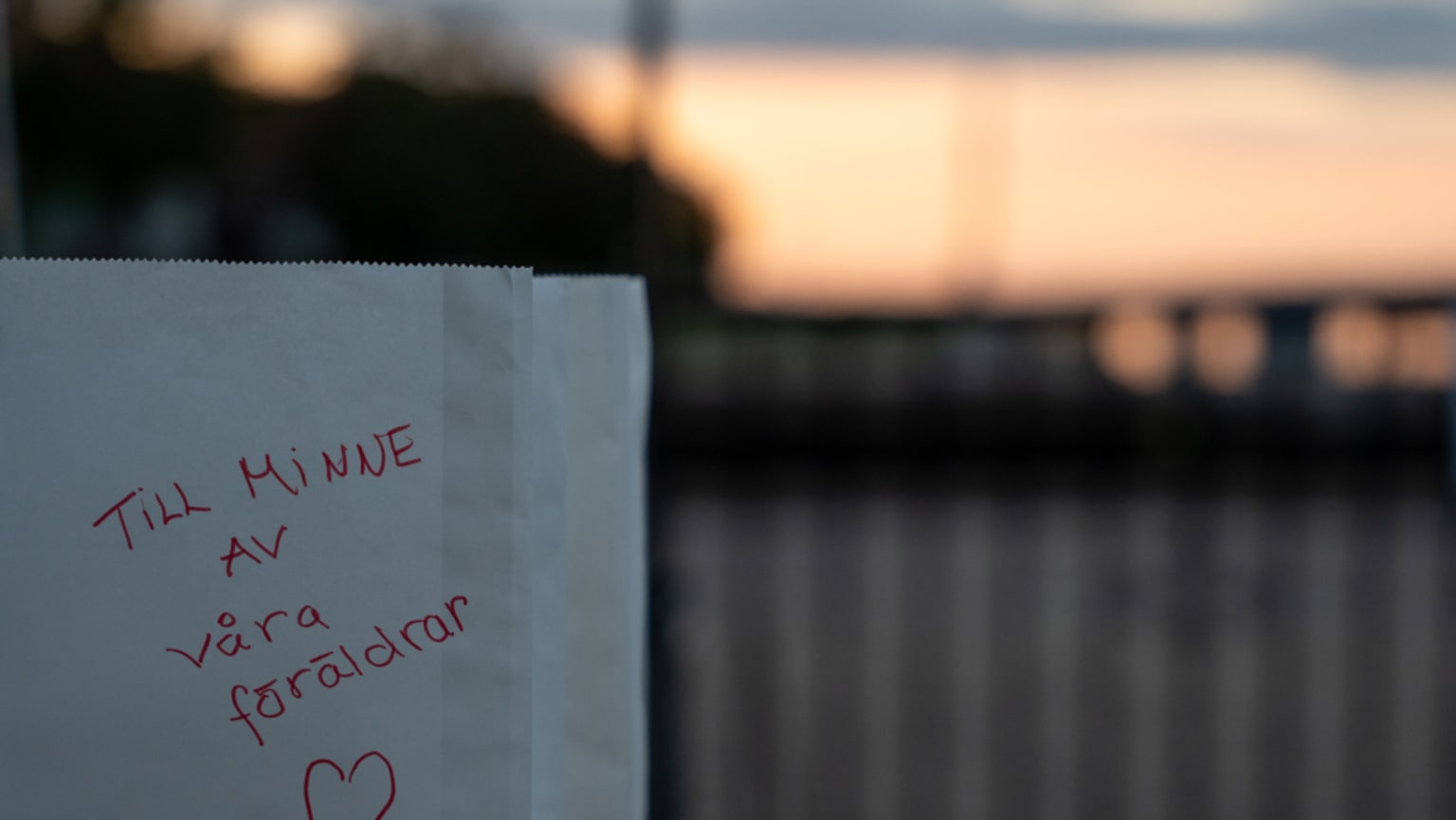 En ljuspåse med texten Till minne av våra föräldrar