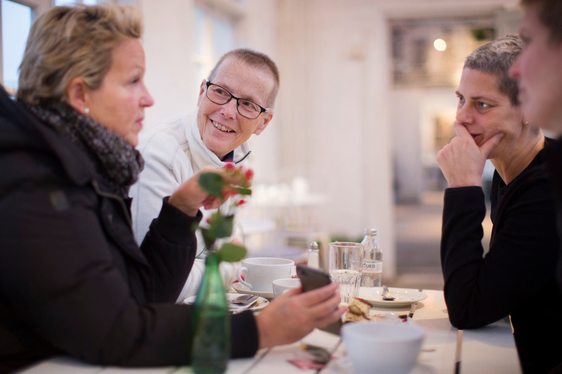 grupp med kvinnor som samtalar och fikar