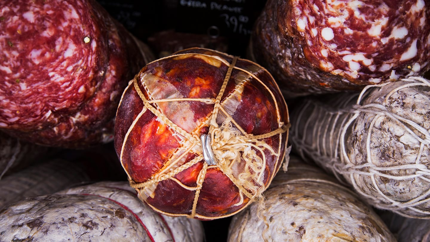 Olika sorters salami staplade på varandra