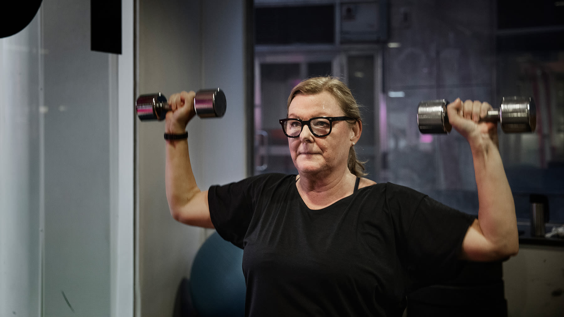 Forskaren Yvonne Wengström tränar med hantlar på gymmet