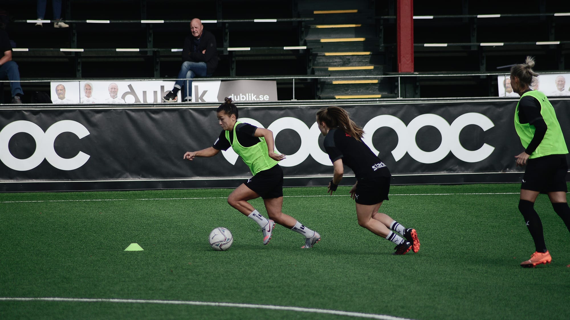 Ali Riley på fotbollsplan tillsammans med FC Rosengård