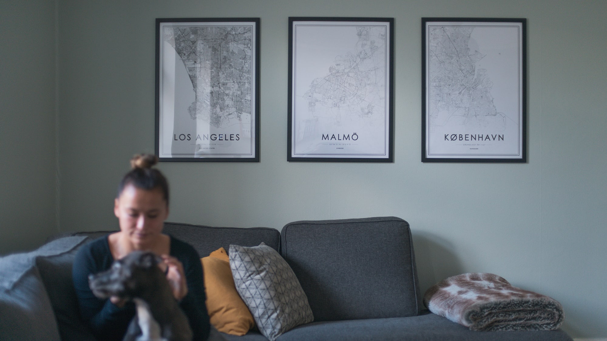 Professionella fotbolsspelaren Ali Riley sitter i soffan tillsammans med sin hund