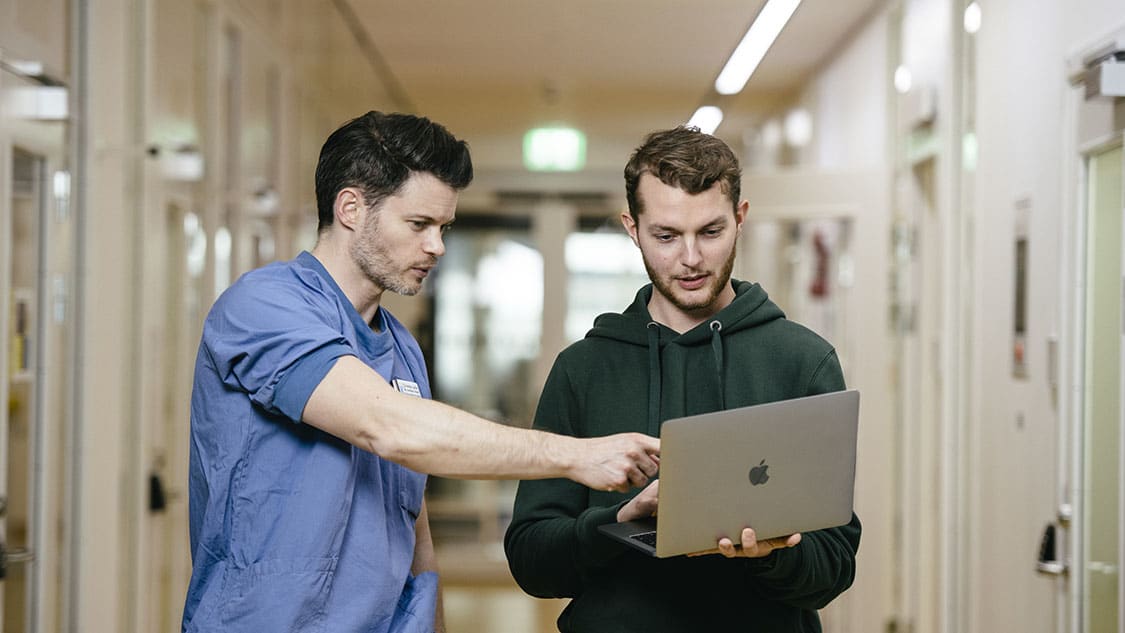 Patologen Christofer Juhlin leder en forskargrupp som kartlägger hormonproducerande tumörer. En av medlemmarna i gruppen är doktoranden Johan Paulsson som doktorerar i ämnet sköldkörtelcancer. Foto: Margareta B Sandeback