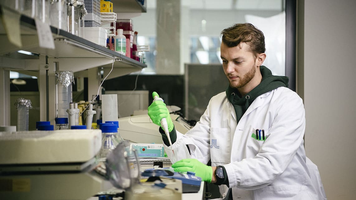 Ett blodprov prepareras för att utvinna DNA som sedan analyseras och jämförs med DNA från tumören. Foto: Margareta Bloom Sandebäck. 