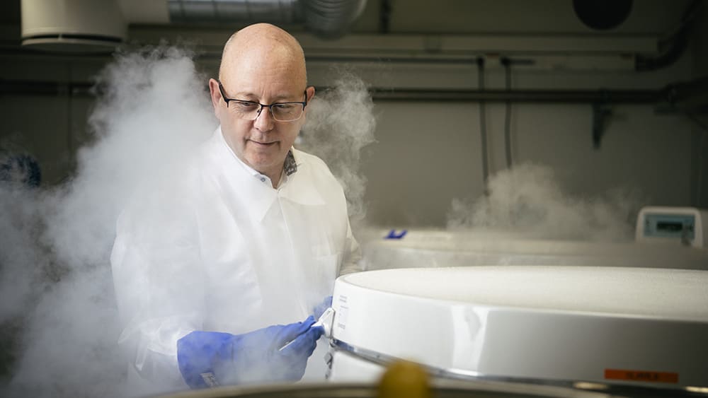 Årets cancerforskare Henrik Grönberg