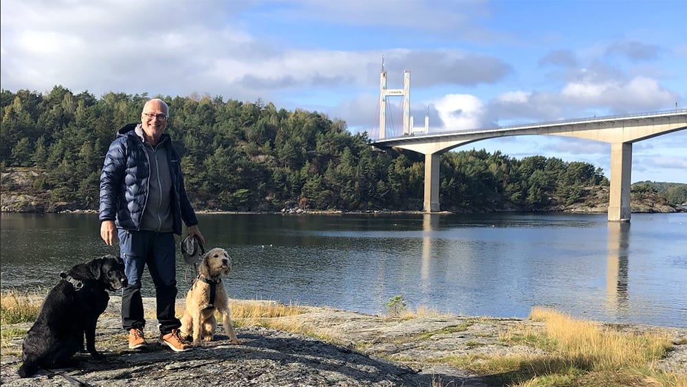 Carl Magnus med sina hundar i skärgården