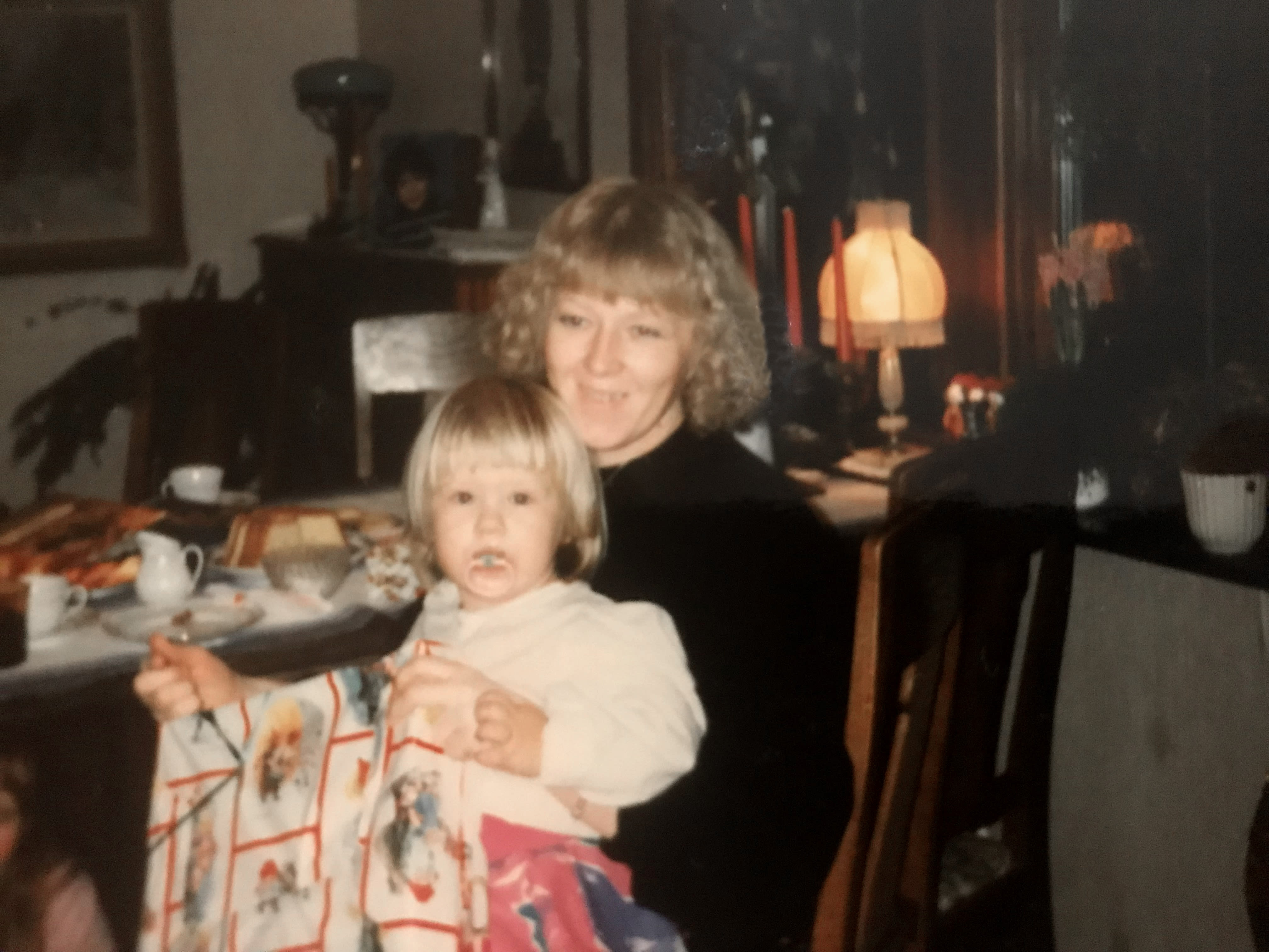 Emma Örtlund med sin mamma Solveig en julafton på 80-talet.