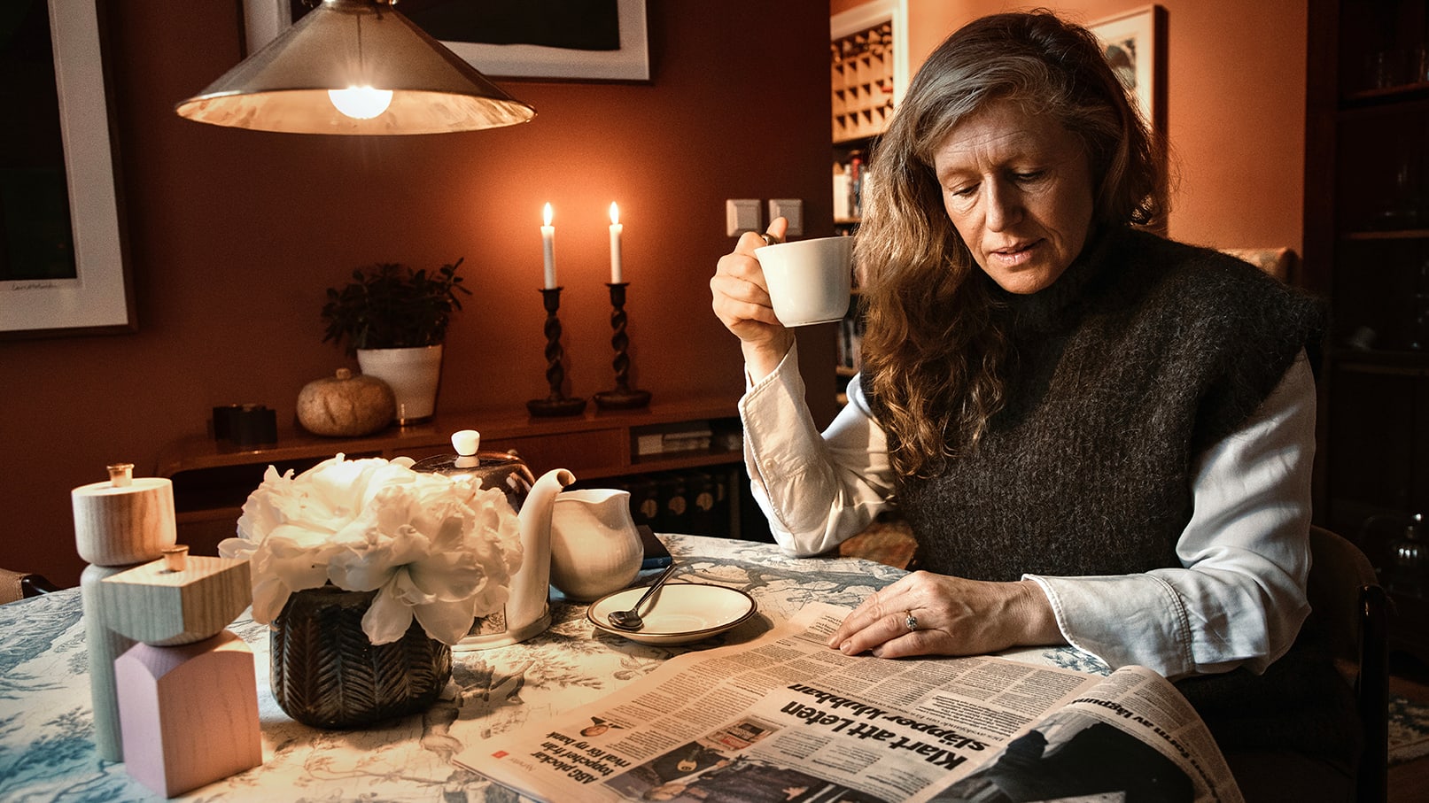 Therese Eriksson Thiis sitter och läser tidningen