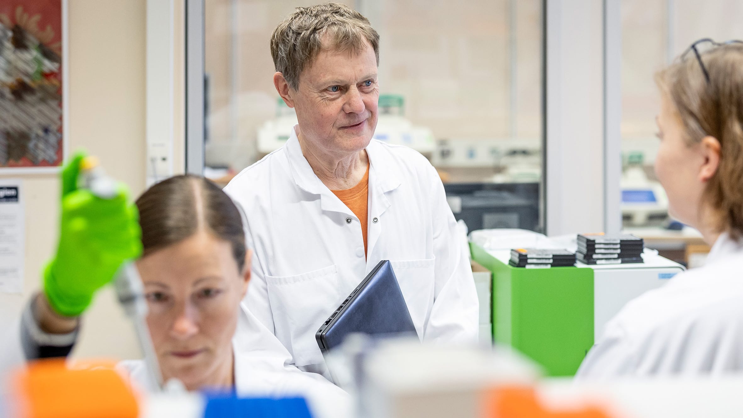 Un uomo in camice da laboratorio